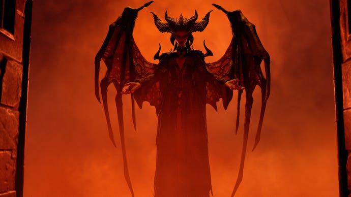 Seorang wanita jangkung dan setan dengan tanduk dan kelelawar besar seperti sayap berdiri di pintu, kabut merah di sekelilingnya. Ini Lilith, dari Diablo IV