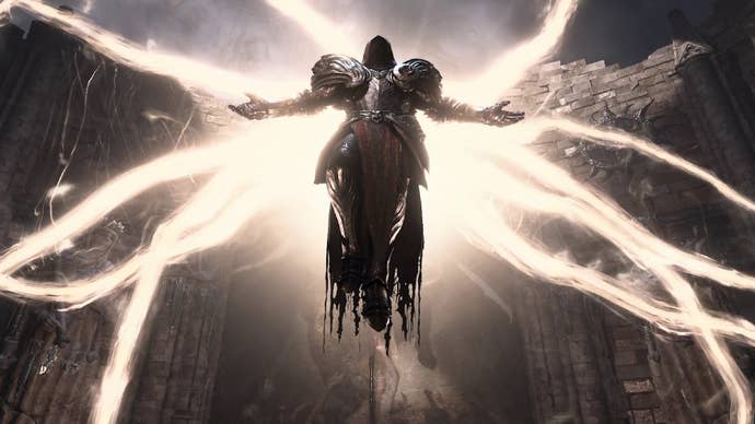 Diablo 4 uppdrag: En man i en trasig svart mantel med en svart huva reser sig i luften, omgiven av bågar av briljant vitt ljus