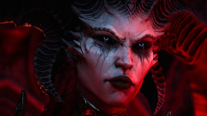 Diablo 4 Traveler's Superstition: A woman with heavy eye makeup and multiple horns sprouting from her had is staring offscreen, her face illuminated by crimson light