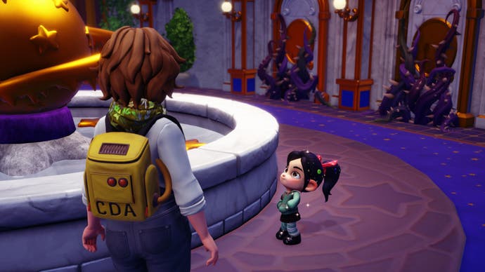 Postava Disney Dreamlight Valley sa rozpráva s neochvejnou Vanellope pri fontáne v Dreamcastle.