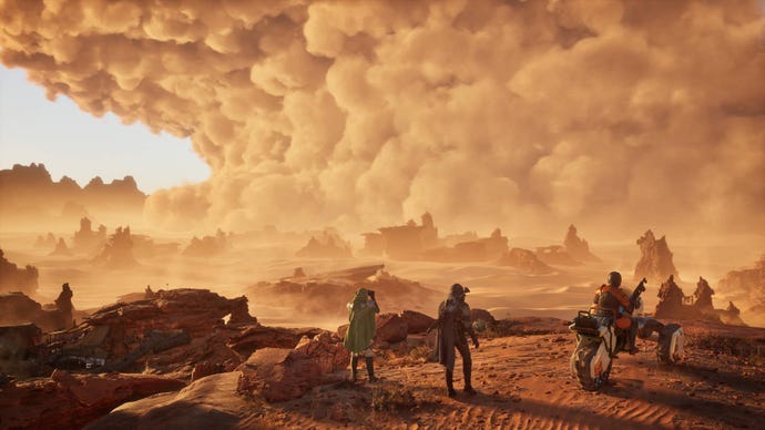 Drei Spieler, einer auf einem Sandfahrrad, blicken im MMO Dune: Awakening über die Wüste von Arrakis auf einen herannahenden Sturm.