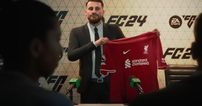 Ein Fußballspieler hält sein neues Trikot bei einer Pressekonferenz in EA Sports FC 24 hoch.