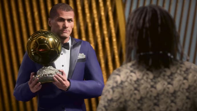 Il Pallone d'oro assegnato a un giocatore sul palco durante una scena di EA Sports FC.