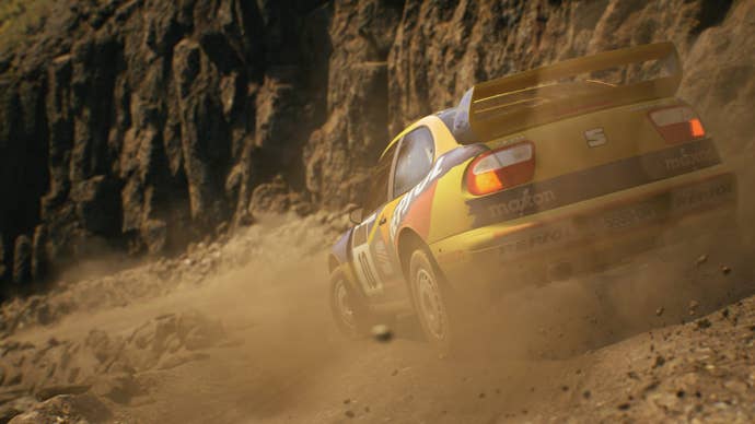 Captura de pantalla de EA Sports WRC: coche patinando sobre grava