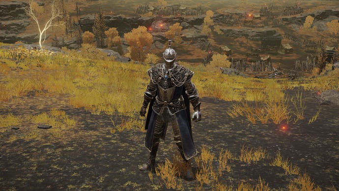 Играчът в Елдън пръстен стои пред камерата, носещ комплекта Carian Knight Armor. Зад тях е гледка към платото Алтус