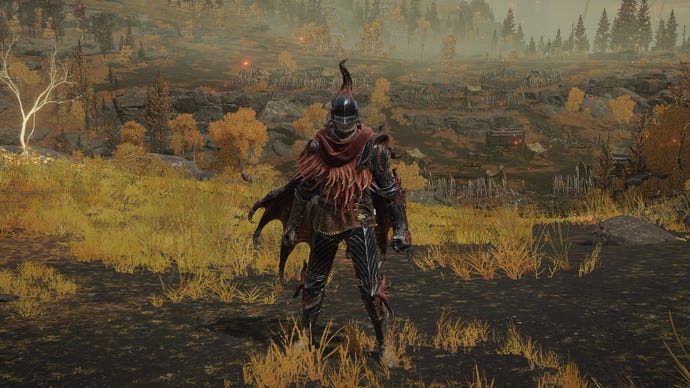 Играчът в Елдън пръстен стои пред камерата, носещ комплекта Drake Knight Armor. Зад тях е гледка към платото Алтус