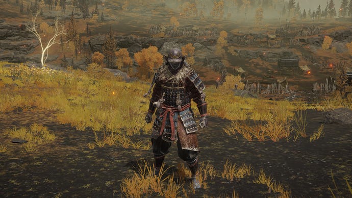 Hráč v Eldenově prstenu stojí před kamerou na sobě sadu brnění Land of Reeds. Za nimi je pohled na náhorní plošinu Altus