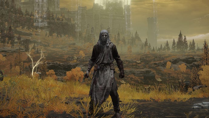 Hráč v Elden Ring stojí před kamerou na sobě sadu brnění válečných chirurgů. Za nimi je pohled na náhorní plošinu Altus