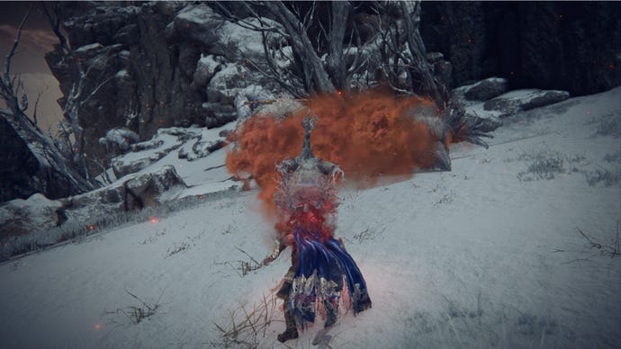 Pemain cincin elden menghirup merah dari kepala naga di medan yang diliputi salji