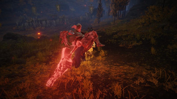 埃爾登·雷恩（Elden Ring）的玩家躍入空中，在背後搖擺著火熱的黑色刀片，即將猛撞到地面上。