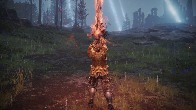 Elden Ring Player som håller upp det blasfemiska bladet under en stjärnhimmel