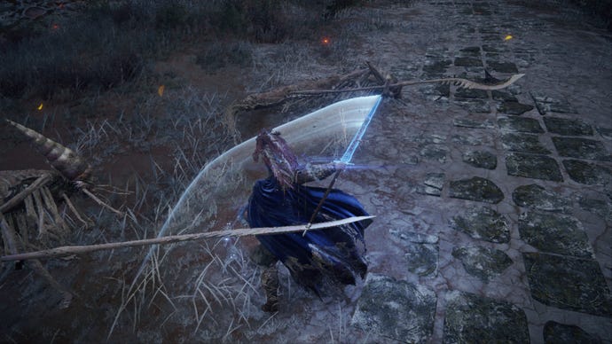 Elden Ring-Spieler in Cuckoo Knight-Rüstung schwingt das karianische Slicer-Spektralschwert auf einen käferähnlichen Feind auf einem Steinweg