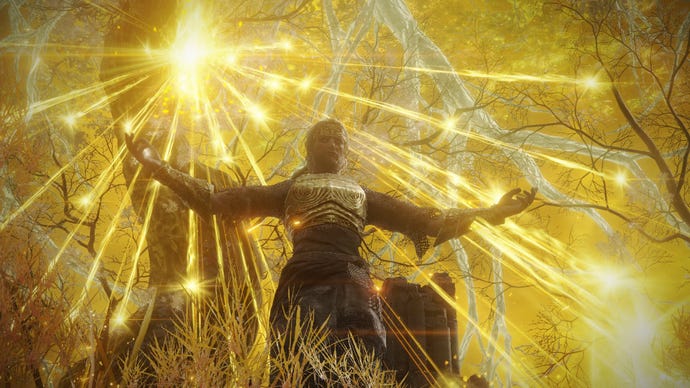 Ein Charakter wirkt in der Elden Ring-Überarbeitungsmodifikation „The Convergence“ einen leuchtenden goldenen Zauber