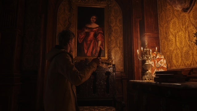 Ethan bởi một ngọn nến trong Resident Evil Village Người thứ ba