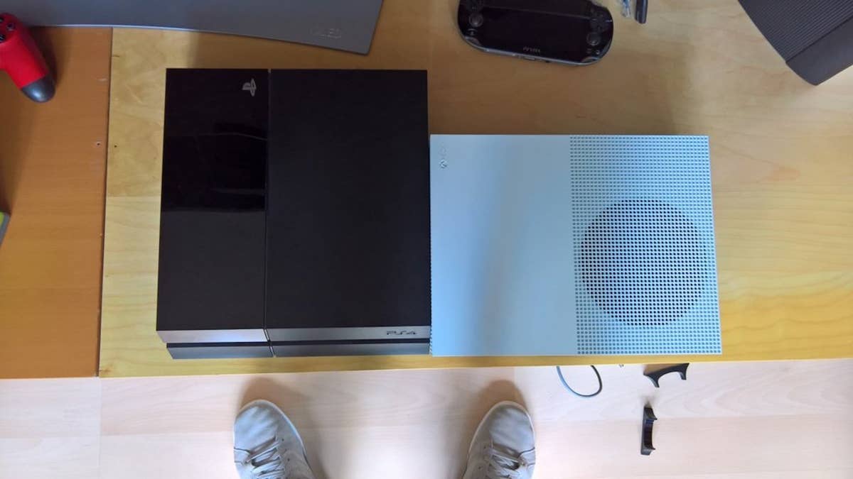 Hora Hervir Decremento Comparando el tamaño de Xbox One S con PlayStation 4 | Eurogamer.es