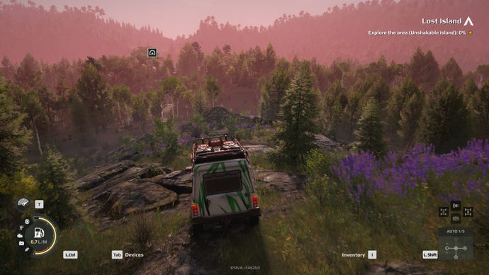 Une jeep surplombe une vaste forêt dans Expeditions: A Mudrunner Game