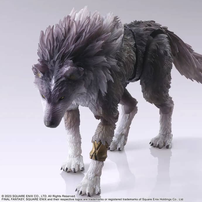 Una figura de Play Arts Kai de Torgal el lobo de Final Fantasy 16, de pie en una postura salvaje con una expresión agresiva en su rostro, la cabeza inclinada hacia la cámara y las patas preparadas para un asalto.