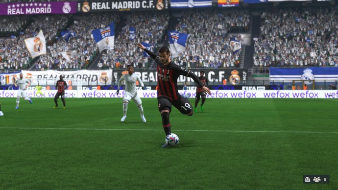 Theo Hernandez, een van de beste verdedigers in FIFA 23, die een pass naar een teamgenoot op de rij stelt