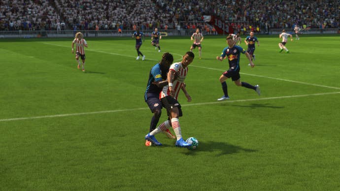 Cody Gakpo shielding the ball from Oumar Solet in FIFA 23