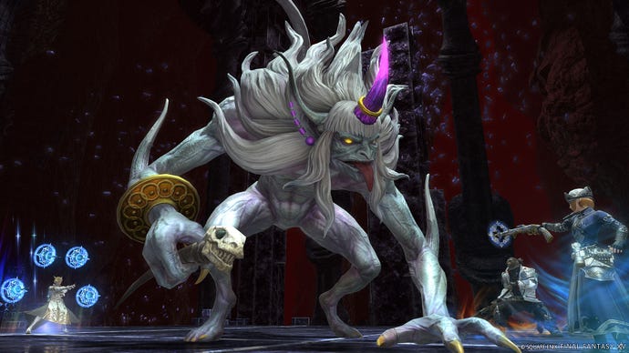 Ein Monster mit einem lila Horn auf dem Kopf ragt im Lunar Subterrane-Dungeon von Final Fantasy 14 über den Spielern auf