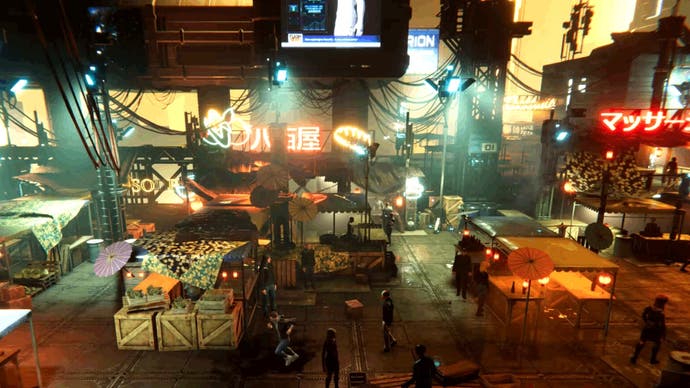 Un mercato vivace e illuminato dai neon nella città di New Washington di Flashback 2, visto da lontano mentre il sole inizia a tramontare, immergendo tutto in una tonalità dorata.