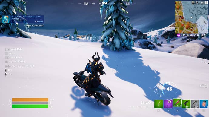 Fortnite Dirt Bike Orte: Ein animierter Charakter in stacheligen schwarzen Rüstung fährt ein Motorrad über einen schneebedeckten Hügel. Er richtet eine Schrotflinte auf einen Baum