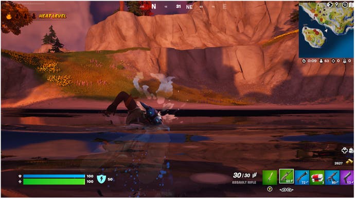 Fortnite, ein Charakter mit Level One -Hitze schwimmt über einen Fluss