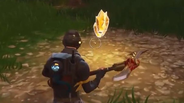 Fortnite Suche zwischen einer Metallbrücke, drei Werbetafeln und einem