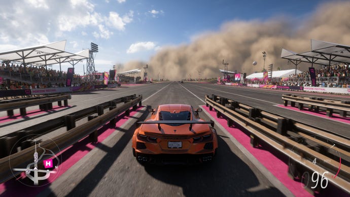 Forza Horizon 5-də, həddindən artıq qrafik qəbulu göstərən bir uçuş zolağında bir avtomobil yarışında bir avtomobil yarışması