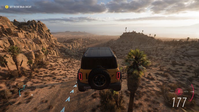 Une jeep fait un énorme saut dans Forza Horizon 5