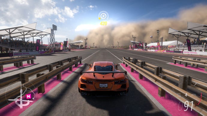تسابق سيارة أسفل مدرج في Forza Horizon 5 ، مما يدل على إعداد الرسومات المنخفضة