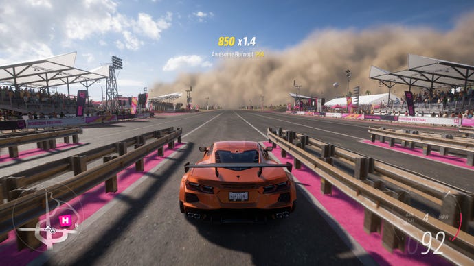 Автомобил се състезава по писта в Forza Horizon 5, показваща настройките за средна графика