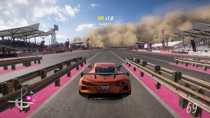 Автомобил се състезава по писта в Forza Horizon 5, показваща много ниската графична настройка