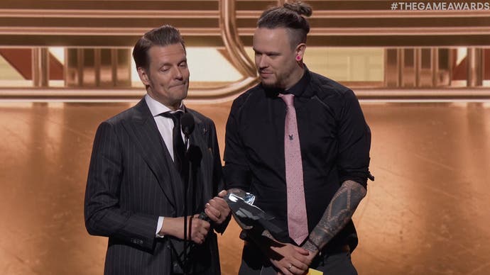 Sam Lake przyjmuje nagrodę Best Direction Award dla Alan Wake 2 na Game Awards 2023