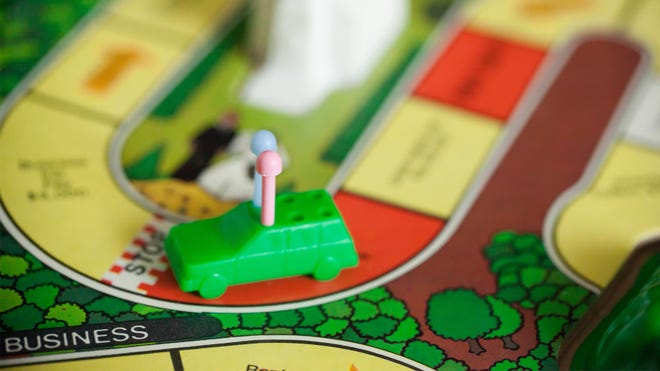 The Game of Life board game gameplay