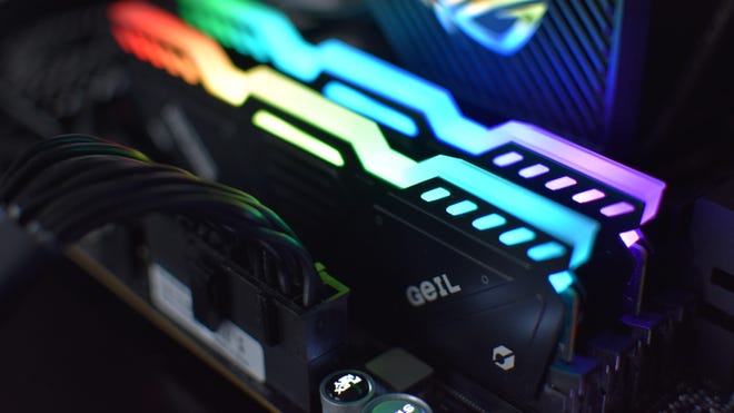 Deux barrettes de RAM Geil RGB DDR5 installées dans une carte mère.