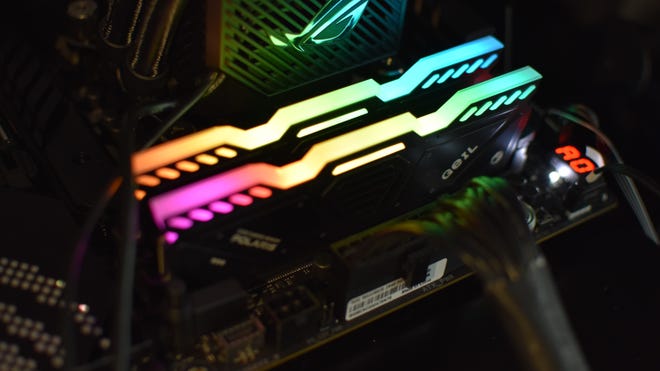 Bir anakartta iki sopa Geil RGB DDR5 RAM kuruldu