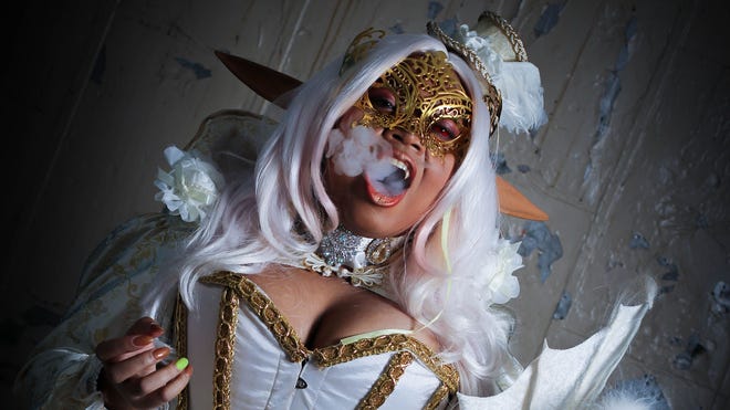 GeishaVi Regal Summoner cosplay