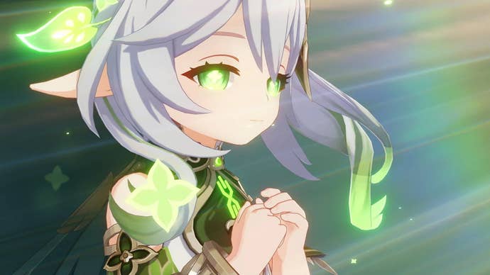 Genshin Impact Nahida teams: An anime girl in a green and silver dress holds her hands together and looks into a shining light