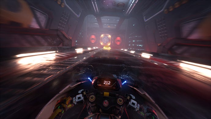 Le joueur conduit une moto très vite dans un tunnel industriel dans Ghostrunner 2