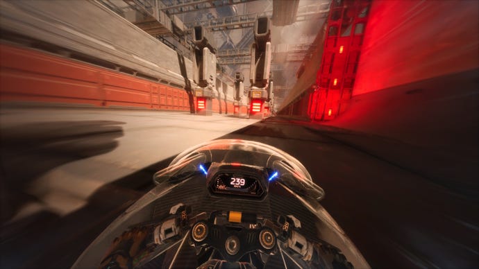 Le joueur conduit une moto à travers une scène industrielle dans Ghostrunner 2
