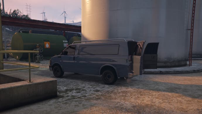 GTA Online, pemandangan samping van senjata yang diparkir di pembangkit listrik dengan pintu belakang terbuka