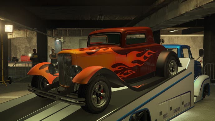 GTA Online: детализированный скучный автомобиль-хулиган с оранжевым пламенем находится в фургоне на встрече ls car.