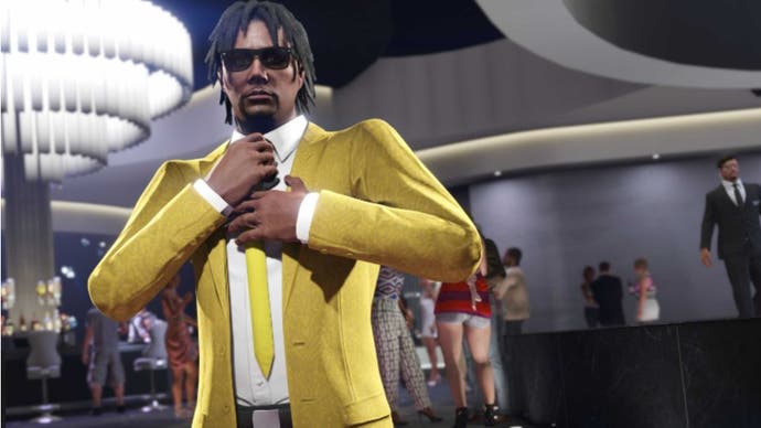 GTA Online ، صورة Rockstar الرسمية للشخصية في بدلة صفراء في كازينو Diamond
