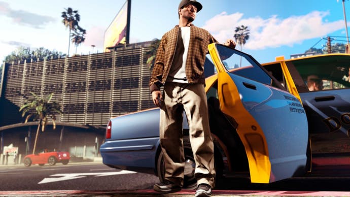 GTA Plus ภาพ Rockstar อย่างเป็นทางการของบุคคลที่ยืนอยู่นอกประตูเปิดของแท็กซี่