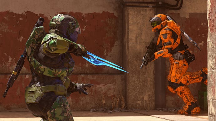 2人のスパルタン（1つは緑色、1つはオレンジアーマーにあり）は、Halo Infinite Multiplayerで互いに向き合っています。