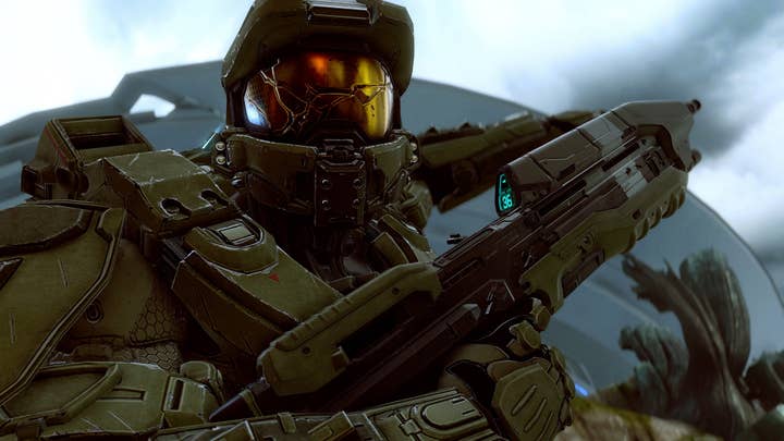 Master Chief holds a rifle in Halo 5. The visor on his helmet is cracked.
