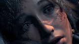 Lara Croft z Rise of the Tomb Raider. Zbliżenie na zdziwioną twarz bohaterki.