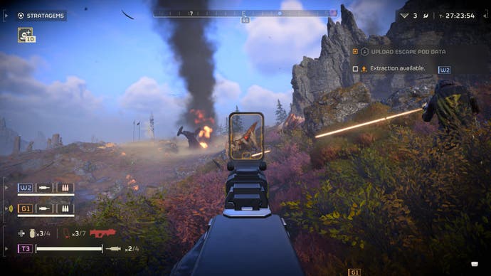 لقطة شاشة من لعبة Helldivers 2 تعرض أسلوب اللعب من خلال التصويب من خلال التصويب مع وجود سفينة مدخنة على مسافة بعيدة والقتال من حولك