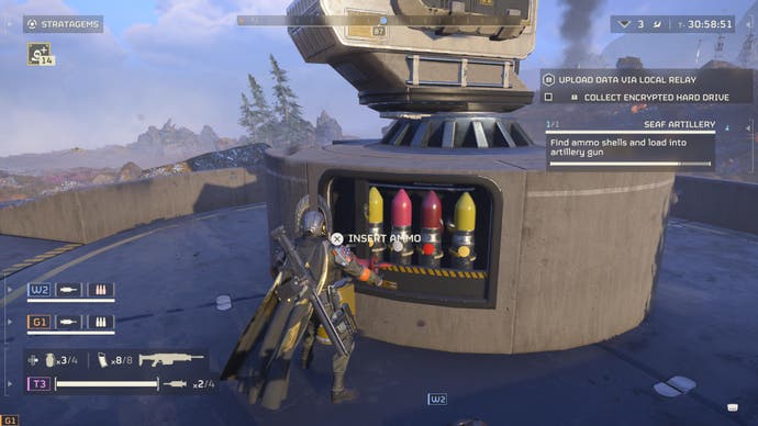 Capture d'écran de Helldivers 2 montrant le joueur chargeant manuellement des munitions géantes en forme de rouge à lèvres dans un gros canon d'artillerie
